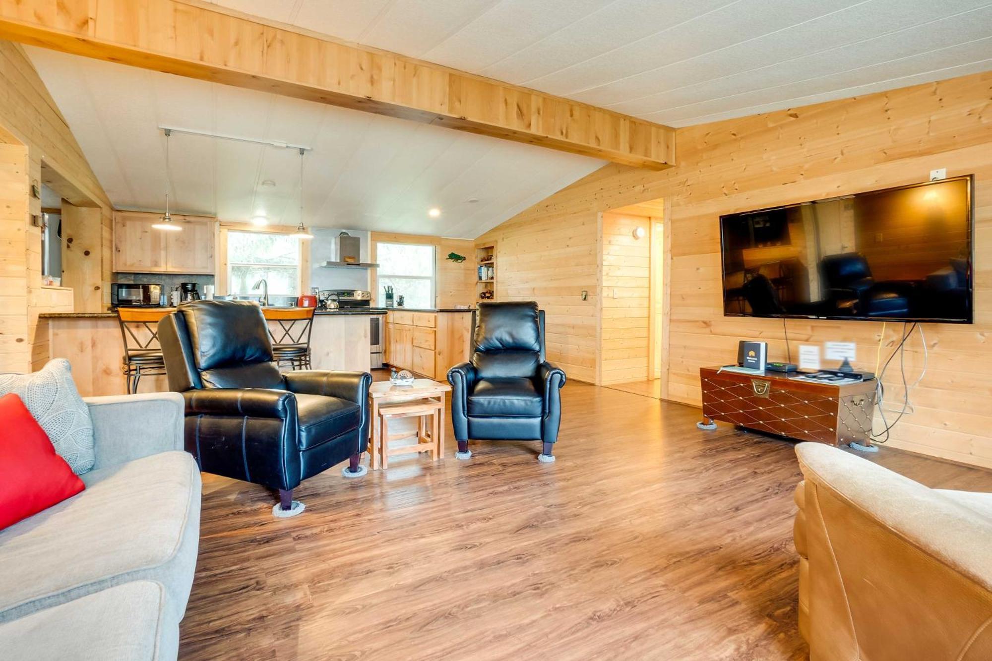 Brookings Home With Deck, Half Mi To Harris Beach! Exterior photo