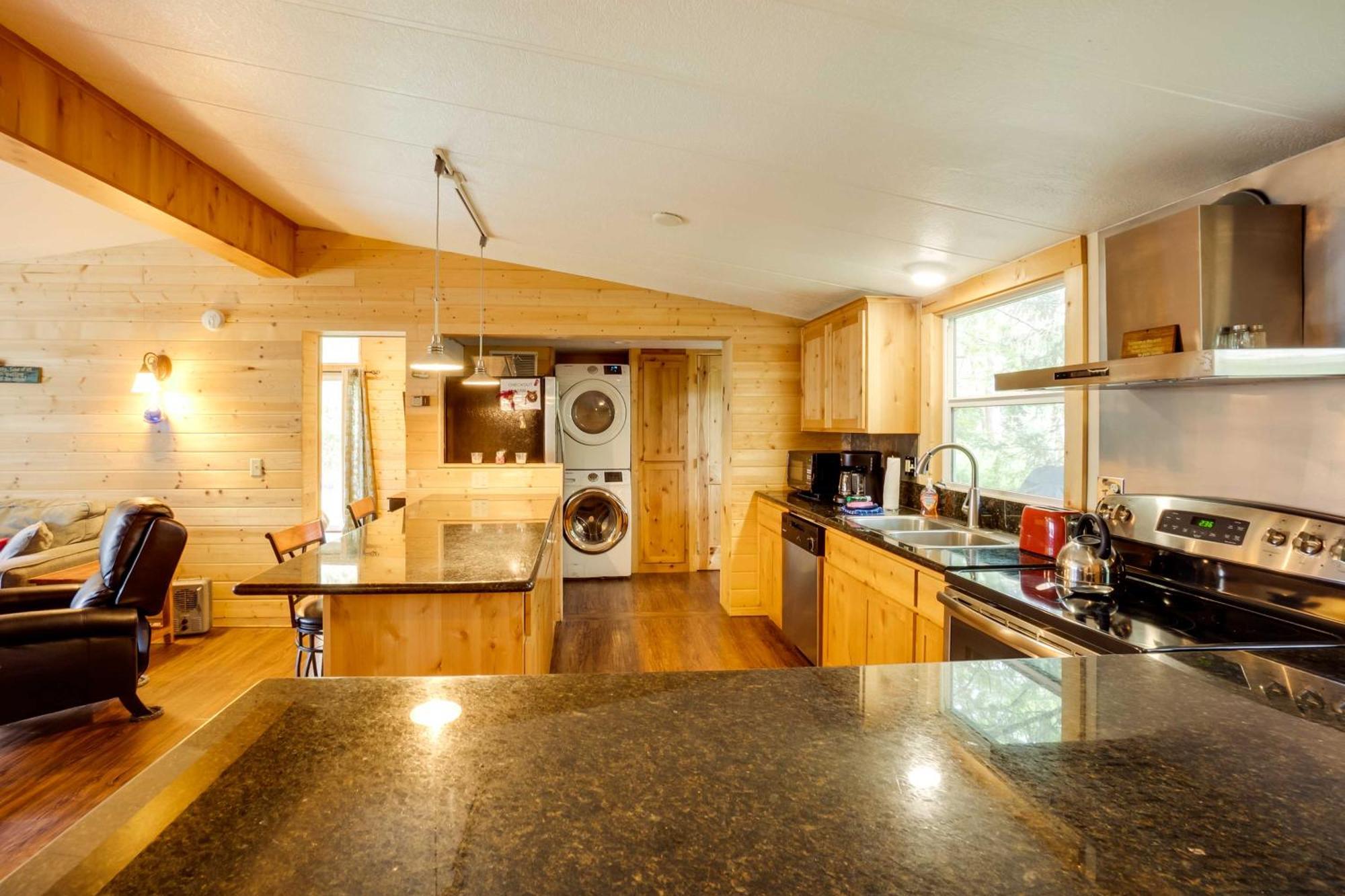 Brookings Home With Deck, Half Mi To Harris Beach! Exterior photo
